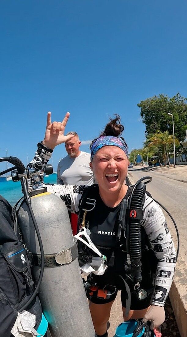 Hey ocean lovers! Our location Yellow Submarine is where the underwater magic happens. Every dive and course is an adventure. Chill with stunning waterfront views and share laughs about your dive adventures. Our awesome crew is always ready with smiles, tips, and enthusiasm to make your dive unforgettable. Snap cool underwater pics? Tag @DiveFriendsBonaire to share the adventure. Gear up and join us for unforgettable memories and new dive friends!

#divefriendsbonaire #bonaire #diversparadise #scubadiverslife #divewithbuddy #scubaphoto #bonairedivers #divebonaire #divefriends #yellowsubmarine #duiken #scubadivers #scubabonaire #bonaireisland #bonairetoerisme